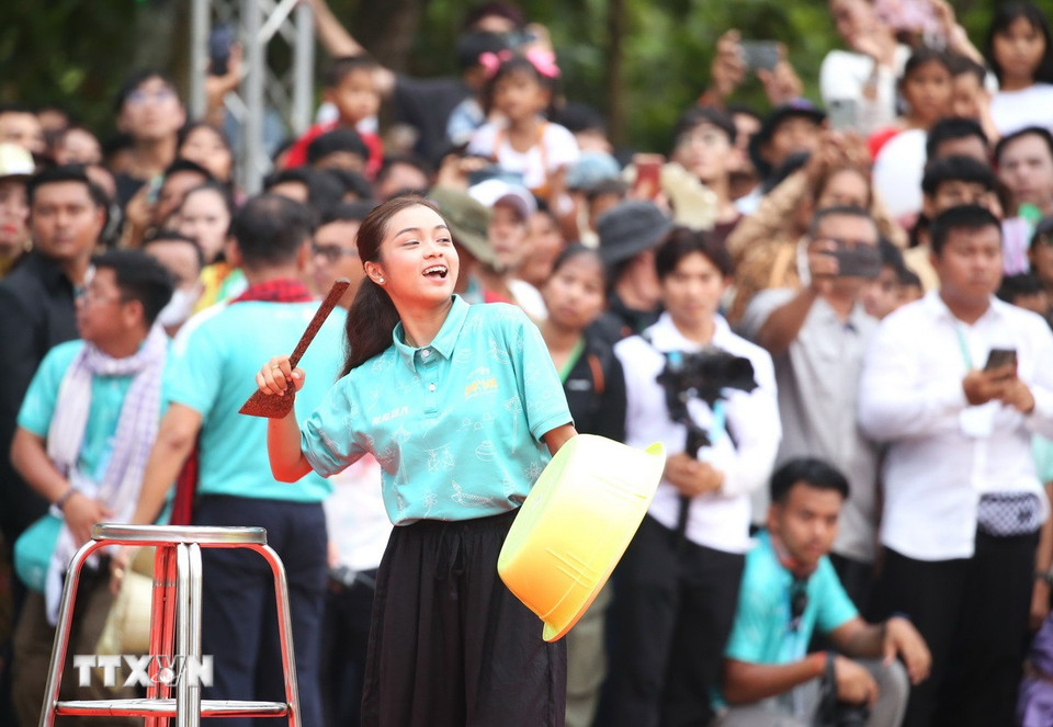 Những vũ điệu đương đại, giai điệu trẻ trung, sôi động tại sự kiện Angkor Sangkranta. (Ảnh: Huỳnh Thảo/TTXVN)