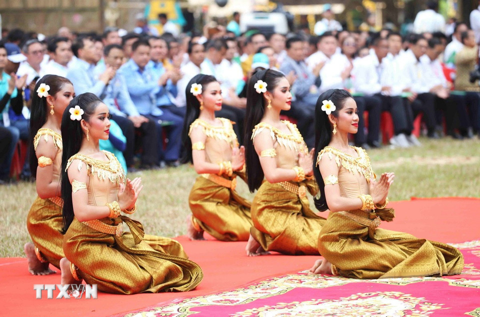 Chương trình biểu diễn nghệ thuật chào mừng tại lễ khai mạc chuỗi sự kiện Angkor Sangkranta 2025. (Ảnh: Huỳnh Thảo/TTXVN)