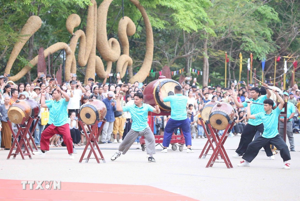 Chương trình diễu hành chào mừng Angkor Sangkranta năm 2025 gây ấn tượng với những vũ điệu đương đại, giai điệu trẻ trung, sôi động. (Ảnh: Huỳnh Thảo/TTXVN)