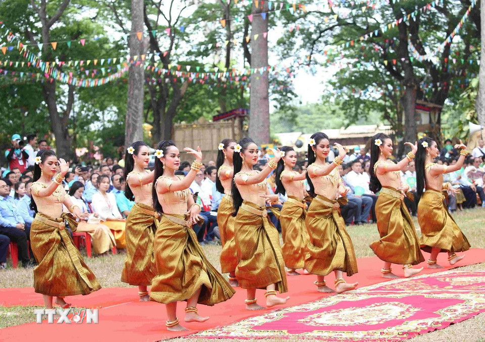 Chương trình biểu diễn nghệ thuật chào mừng tại lễ khai mạc chuỗi sự kiện Angkor Sangkranta 2025. (Ảnh: Huỳnh Thảo/TTXVN)