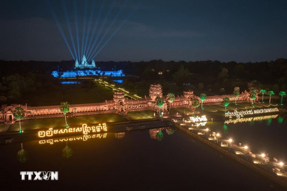 Ngôi đền cổ Angkor Wat (tỉnh Siem Reap, Campuchia) về đêm nhìn từ trên cao, trong những ngày diễn ra sự kiện Angkor Sangkranta năm 2025. (Ảnh: TTXVN phát)