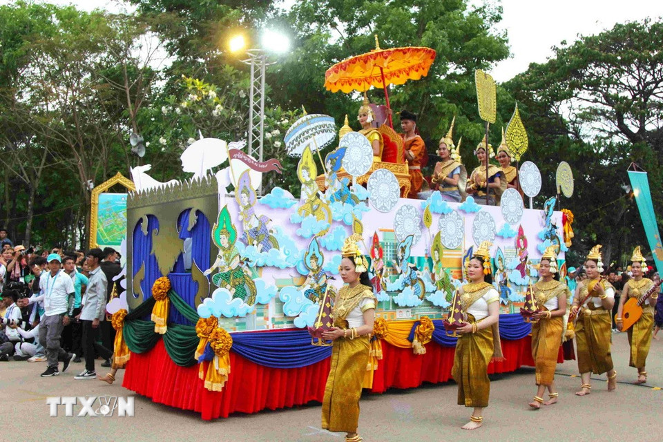 Tái hiện nghi thức đón chư thiên mừng năm mới trong chương trình diễu hành chào mừng sự kiện Angkor Sangkranta năm 2025 tại tỉnh Siem Reap, Campuchia. (Ảnh: Huỳnh Thảo/TTXVN)