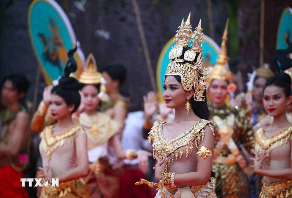Chương trình diễu hành trong khuôn khổ sự kiện Angkor Sangkranta năm 2025 với các tiết mục múa cổ điển độc đáo của Campuchia. (Ảnh: Huỳnh Thảo/TTXVN)
