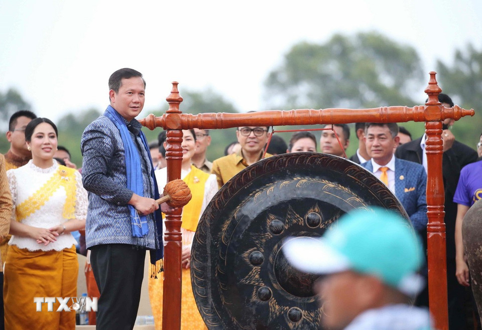 Thủ tướng Hun Manet phát lệnh thi đấu cuộc thi kéo co hữu nghị với 360 vận động viên tham gia, kéo dây co dài 250m, trong khuôn khổ sự kiện Angkor Sangkranta năm 2025. (Ảnh: Huỳnh Thảo/TTXVN)