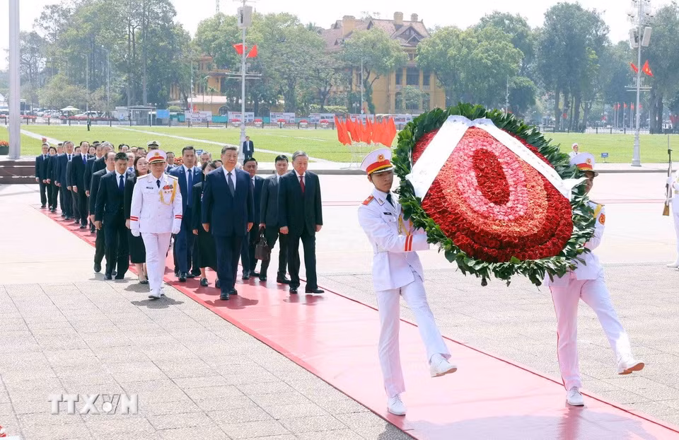 Tổng Bí thư, Chủ tịch nước Trung Quốc Tập Cận Bình đặt vòng hoa và vào Lăng viếng Chủ tịch Hồ Chí Minh. (Ảnh: Phạm Kiên/TTXVN)