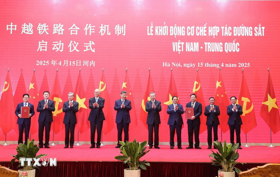Tổng Bí thư Tô Lâm và Tổng Bí thư, Chủ tịch nước Trung Quốc Tập Cận Bình cùng các đại biểu chứng kiến Lễ khởi động Cơ chế hợp tác đường sắt Việt Nam/Trung Quốc. (Ảnh: Thống Nhất/TTXVN)