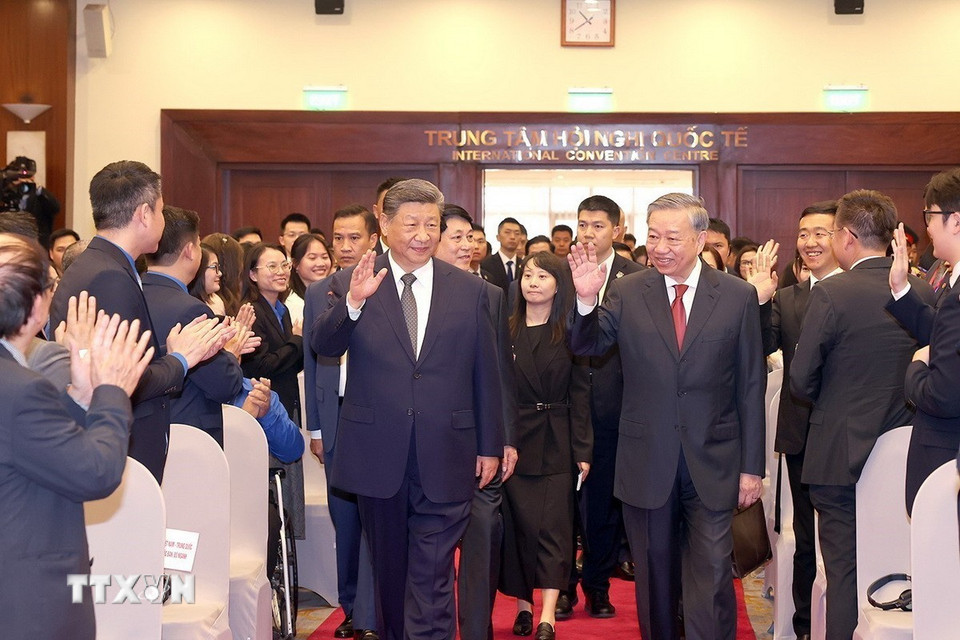 Sáng 15/4, tại Trung tâm Hội nghị quốc tế (Hà Nội), Tổng Bí thư Tô Lâm, Chủ tịch nước Lương Cường cùng Tổng Bí thư, Chủ tịch nước Trung Quốc Tập Cận Bình tham dự Liên hoan giao lưu hữu nghị nhân dân Việt Nam-Trung Quốc và Lễ khởi động Hành trình đỏ nghiên cứu, học tập của thanh niên. (Ảnh: Thống Nhất/TTXVN)