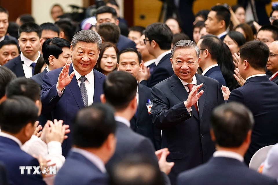 党中央总书记苏林与中共中央总书记、中国国家主席习近平出席越中人民友好交流联欢。（图：越通社）