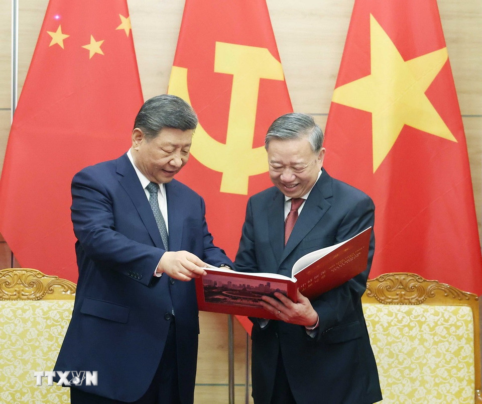 Tổng Bí thư Tô Lâm trân trọng tặng Tổng Bí thư, Chủ tịch nước Trung Quốc Tập Cận Bình cuốn sách ảnh của Thông tấn xã Việt Nam gồm những bức ảnh tiêu biểu, ấn tượng về 5 chuyến thăm Việt Nam của đồng chí Tập Cận Bình từ năm 2011 đến chuyến thăm lần này. (Ảnh: Thống Nhất/TTXVN)