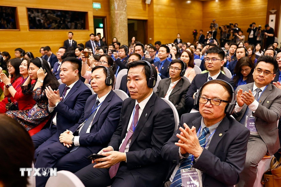 与会代表出席联欢。（图：越通社）