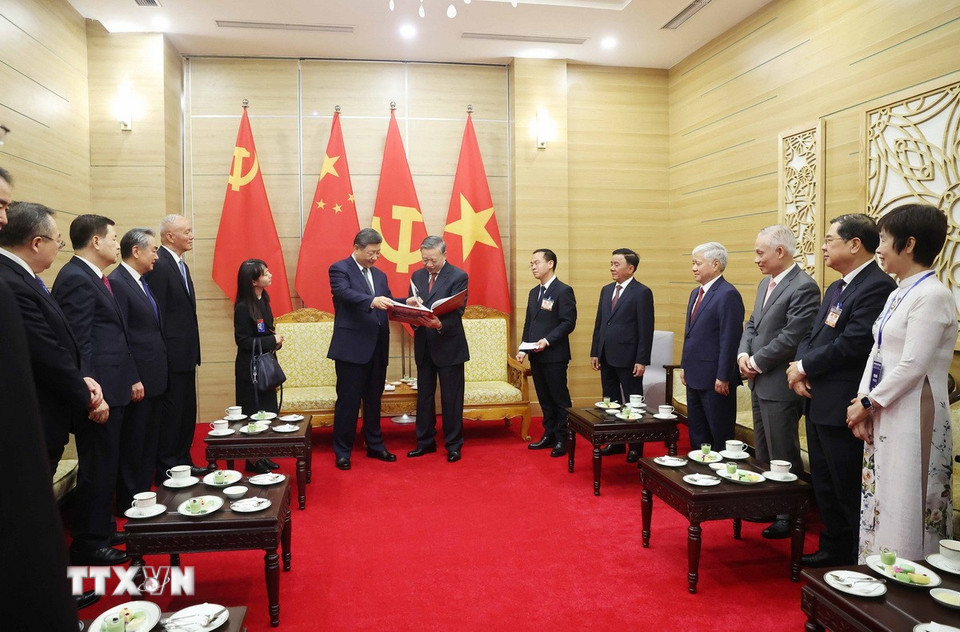 Tổng Bí thư Tô Lâm trân trọng tặng Tổng Bí thư, Chủ tịch nước Trung Quốc Tập Cận Bình cuốn sách ảnh của Thông tấn xã Việt Nam gồm những bức ảnh tiêu biểu, ấn tượng về 5 chuyến thăm Việt Nam của đồng chí Tập Cận Bình từ năm 2011 đến chuyến thăm lần này. (Ảnh: Thống Nhất/TTXVN)