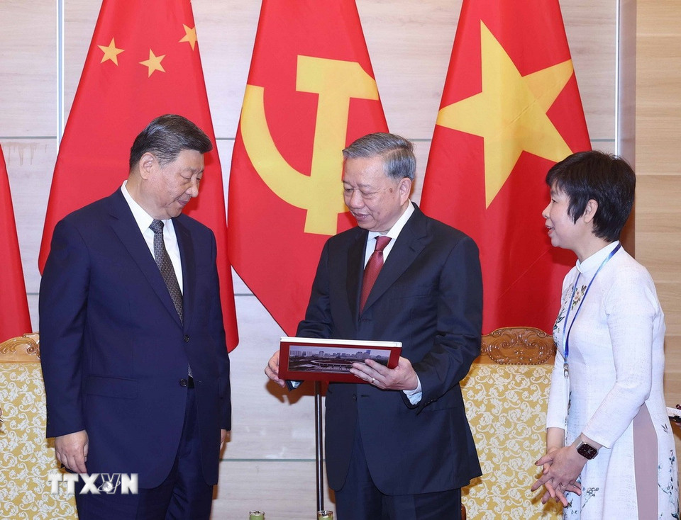 Tổng Bí thư Tô Lâm trân trọng tặng Tổng Bí thư, Chủ tịch nước Trung Quốc Tập Cận Bình cuốn sách ảnh của Thông tấn xã Việt Nam gồm những bức ảnh tiêu biểu, ấn tượng về 5 chuyến thăm Việt Nam của đồng chí Tập Cận Bình từ năm 2011 đến chuyến thăm lần này. (Ảnh: Thống Nhất/TTXVN)
