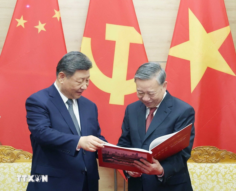 Tổng Bí thư Tô Lâm trân trọng tặng Tổng Bí thư, Chủ tịch nước Trung Quốc Tập Cận Bình cuốn sách ảnh của Thông tấn xã Việt Nam gồm những bức ảnh tiêu biểu, ấn tượng về 5 chuyến thăm Việt Nam của đồng chí Tập Cận Bình từ năm 2011 đến chuyến thăm lần này. (Ảnh: Thống Nhất/TTXVN)