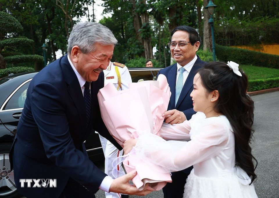 Thiếu nhi Thủ đô tặng hoa chào mừng Thủ tướng Kyrgyzstan Adylbek Kasymaliev thăm chính thức Việt Nam. (Ảnh: Dương Giang/TTXVN)