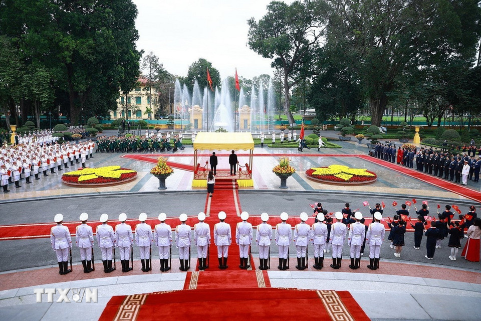 Lễ đón Thủ tướng Kyrgyzstan Adylbek Kasymaliev thăm chính thức Việt Nam. (Ảnh: Dương Giang/TTXVN)