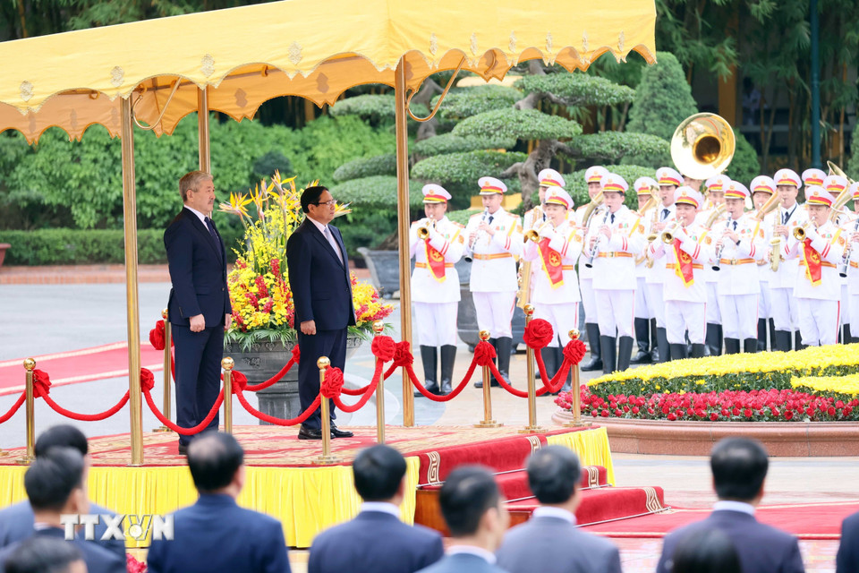 Thủ tướng Phạm Minh Chính và Thủ tướng Kyrgyzstan Adylbek Kasymaliev nghe quân nhạc cử Quốc thiều hai nước. (Ảnh: An Đăng/TTXVN)