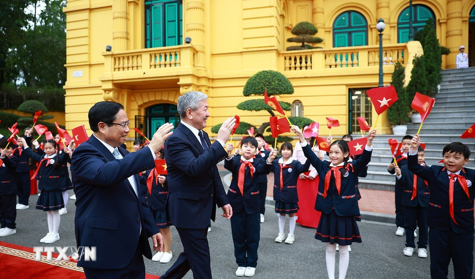 Thủ tướng Phạm Minh Chính và Thủ tướng Kyrgyzstan Adylbek Kasymaliev với thiếu nhi Thủ đô. (Ảnh: Dương Giang/TTXVN)