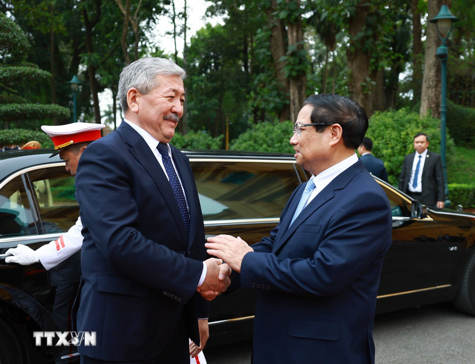 Thủ tướng Phạm Minh Chính đón Thủ tướng Thủ tướng Kyrgyzstan Adylbek Kasymaliev. (Ảnh: TTXVN)