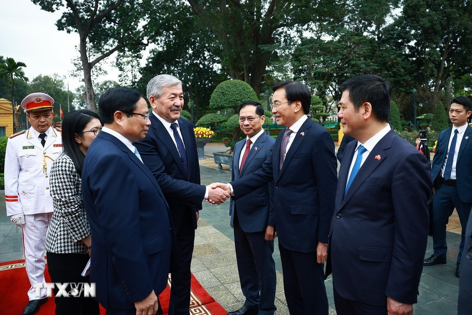 Thủ tướng Phạm Minh Chính giới thiệu với Thủ tướng Kyrgyzstan Adylbek Kasymaliev thành viên đoàn Việt Nam. (Ảnh: Dương Giang/TTXVN)