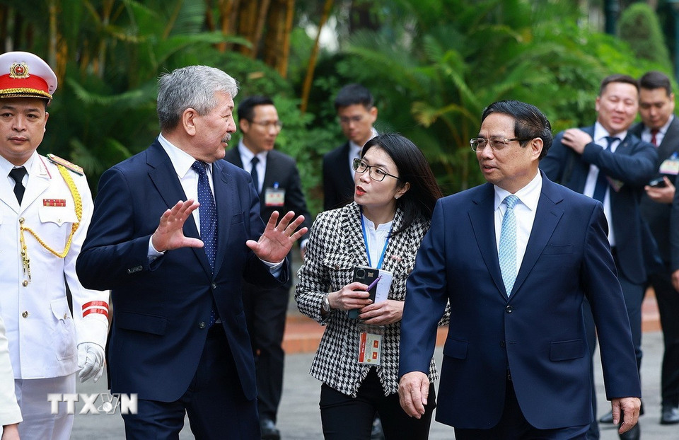 Thủ tướng Phạm Minh Chính và Thủ tướng Thủ tướng Kyrgyzstan Adylbek Kasymaliev tại lễ đón. (Ảnh: Dương Giang/TTXVN)