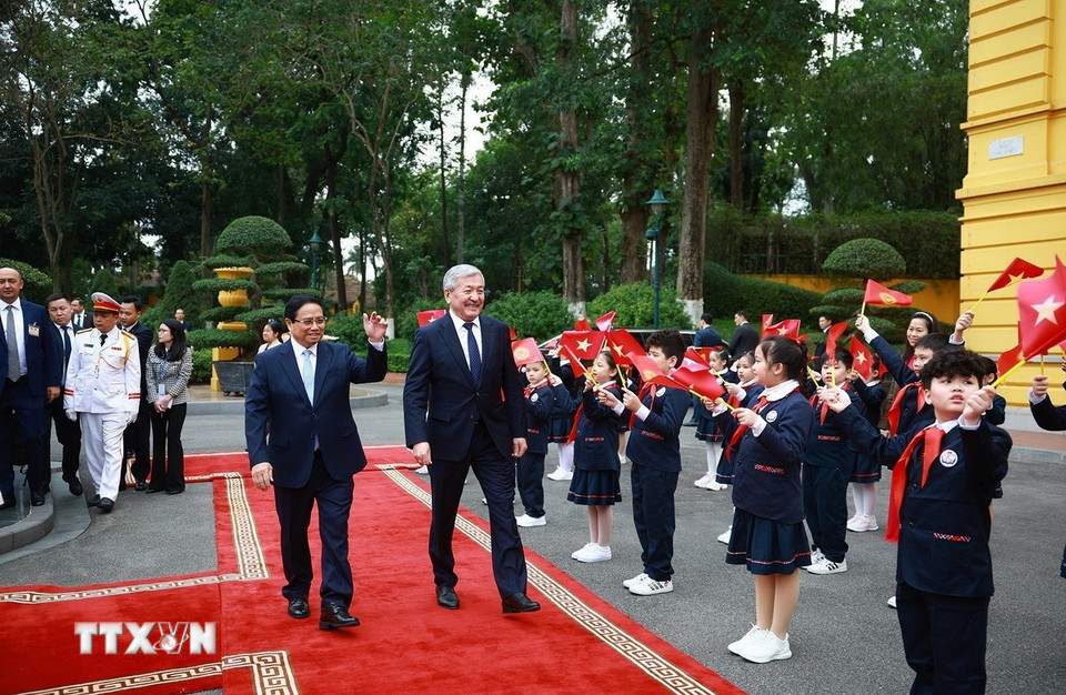 Thủ tướng Phạm Minh Chính và Thủ tướng Kyrgyzstan Adylbek Kasymaliev với thiếu nhi Thủ đô. (Ảnh: Dương Giang/TTXVN)