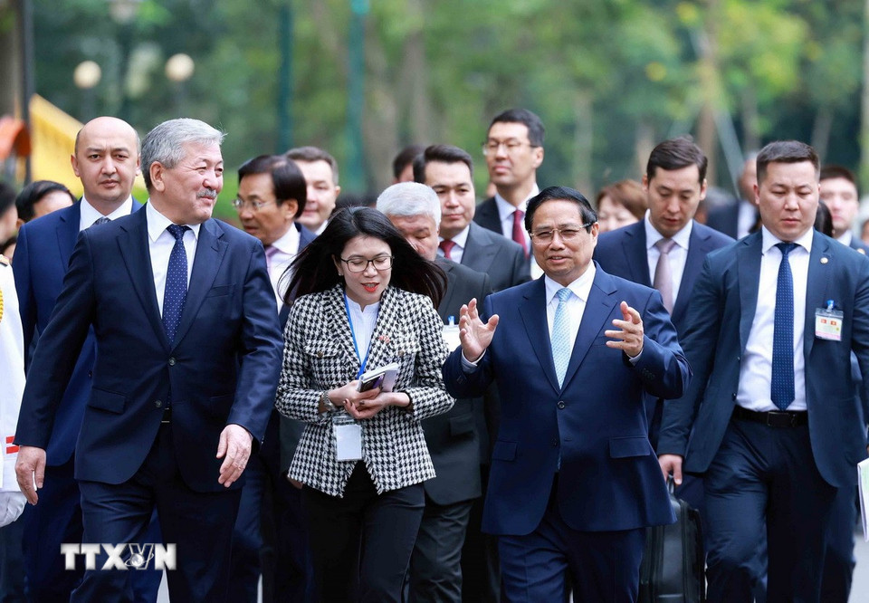 Thủ tướng Phạm Minh Chính và Thủ tướng Thủ tướng Kyrgyzstan Adylbek Kasymaliev trước khi hội đàm. (Ảnh: Dương Giang/TTXVN)