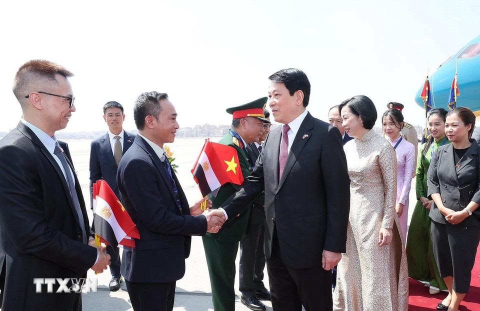 Đại biểu đón Chủ tịch nước Lương Cường và Phu nhân tại sân bay quốc tế Cairo, Ai Cập. (Ảnh: Lâm Khánh/TTXVN)