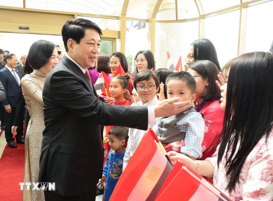 Kiều bào đón Chủ tịch nước Lương Cường và Phu nhân tại Thủ đô Cairo, Ai Cập. (Ảnh: Lâm Khánh/TTXVN)