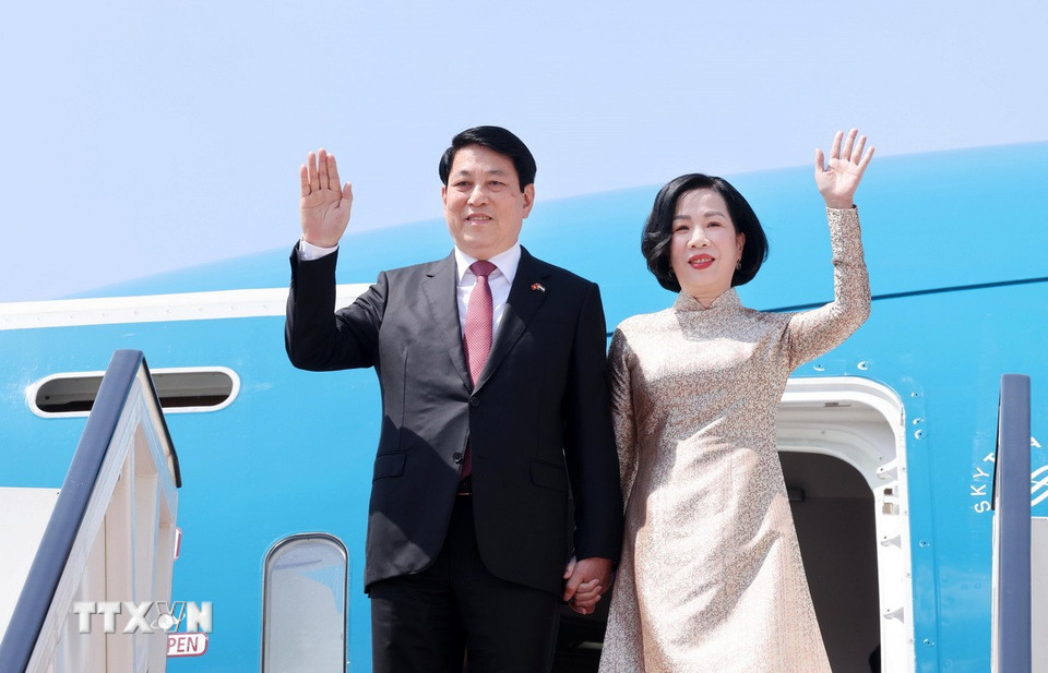 Chủ tịch nước Lương Cường và Phu nhân tại sân bay quốc tế Cairo, Ai Cập. (Ảnh: Lâm Khánh/TTXVN)