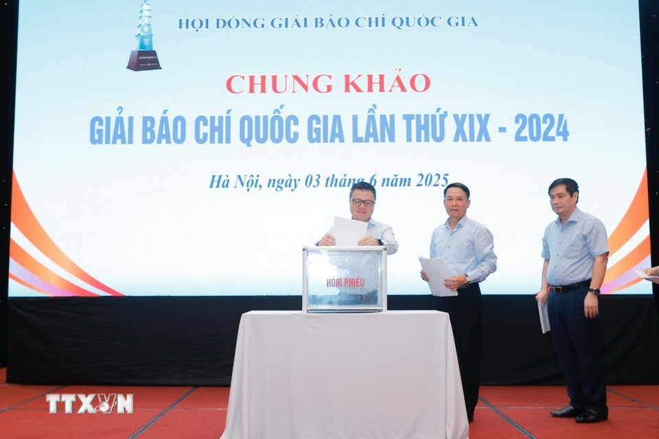 Thành viên Hội đồng chung khảo bỏ phiếu chấm các tác phẩm. (Ảnh: Minh Quyết/TTXVN)