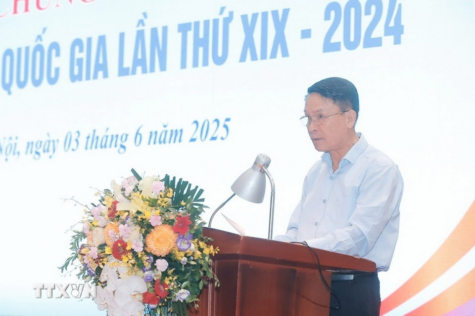 Phó Chủ tịch thường trực Hội Nhà báo Việt Nam Nguyễn Đức Lợi, Chủ tịch Hội đồng sơ khảo Giải báo chí quốc gia lần thứ 19 báo cáo kết quả chấm sơ khảo. (Ảnh: Minh Quyết/TTXVN)
