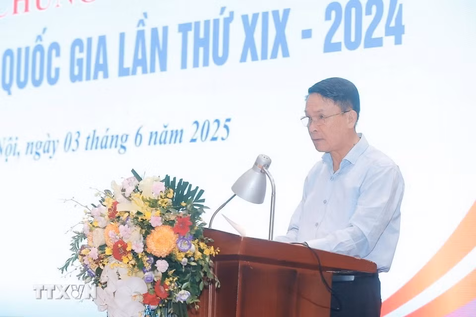 Phó Chủ tịch thường trực Hội Nhà báo Việt Nam Nguyễn Đức Lợi, Chủ tịch Hội đồng sơ khảo Giải báo chí quốc gia lần thứ 19 báo cáo kết quả chấm sơ khảo. (Ảnh: Minh Quyết/TTXVN)