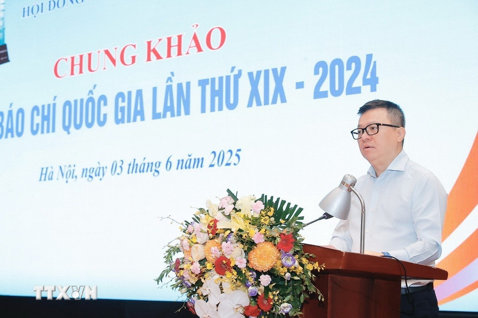 Ông Lê Quốc Minh, Chủ tịch Hội Nhà báo Việt Nam, Chủ tịch Hội đồng chung khảo, Tổng Biên tập báo Nhân dân, phát biểu khai mạc. (Ảnh: Minh Quyết/TTXVN)