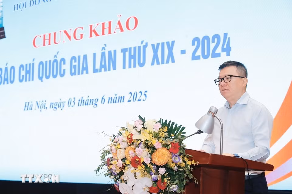 Ông Lê Quốc Minh, Chủ tịch Hội Nhà báo Việt Nam, Chủ tịch Hội đồng chung khảo, Tổng Biên tập báo Nhân dân, phát biểu khai mạc. (Ảnh: Minh Quyết/TTXVN)