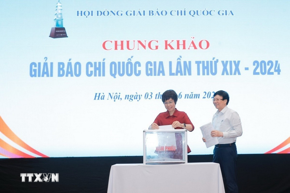 Thành viên Hội đồng chung khảo bỏ phiếu chấm các tác phẩm. (Ảnh: Minh Quyết/TTXVN)