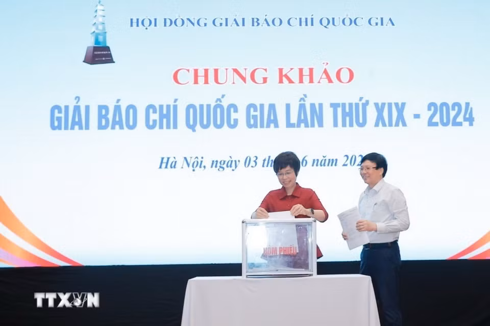 Thành viên Hội đồng chung khảo bỏ phiếu chấm các tác phẩm. (Ảnh: Minh Quyết/TTXVN)
