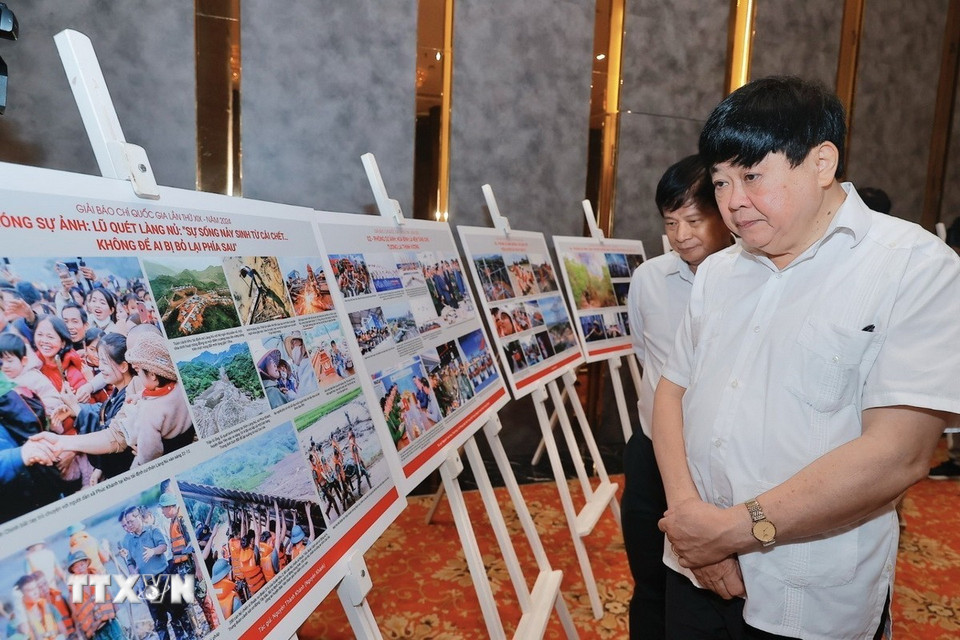 Thành viên Hội đồng chung khảo Giải báo chí Quốc gia xem, thảo luận về các tác phẩm ảnh lọt vào vòng chung khảo. (Ảnh: Minh Quyết/TTXVN)