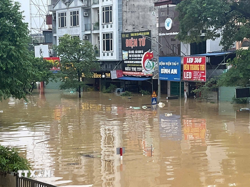 Điểm ngập sâu trên đường Lương Ngọc Quyến. (Ảnh: Quân Trang/TTXVN)