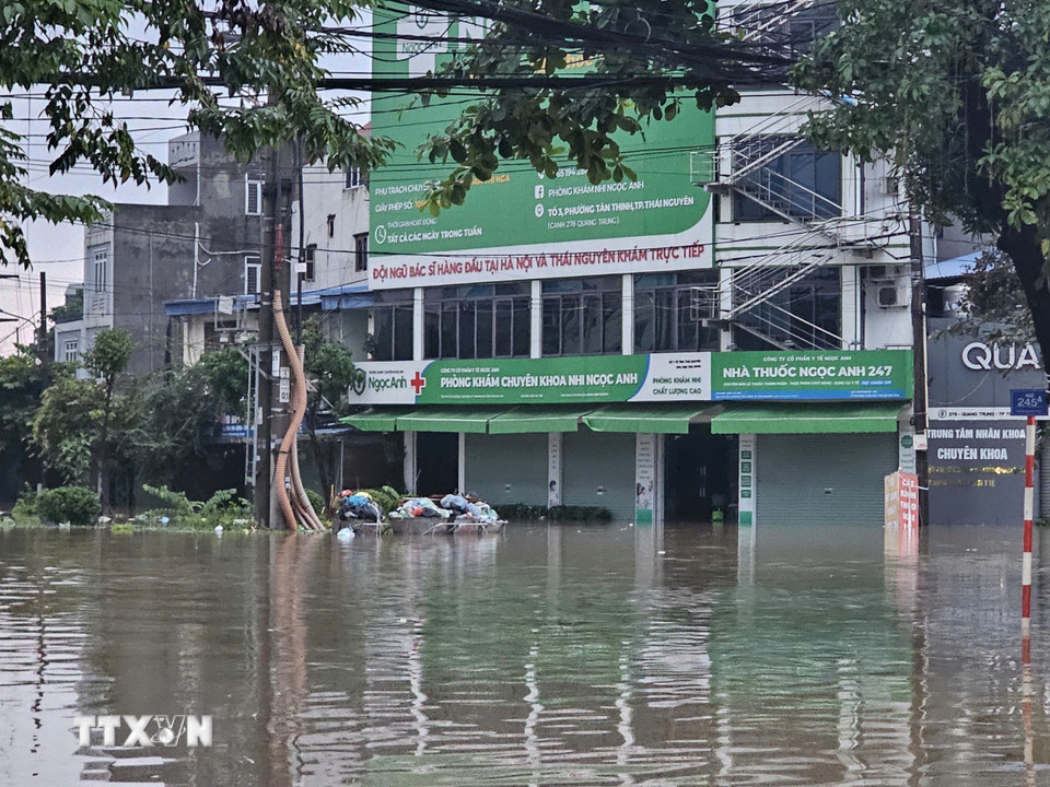 Điểm ngập sâu nguy hiểm trên đường Quang Trung, phường Phan Đình Phùng. Ảnh: Hoàng Nguyên/TTXVN)