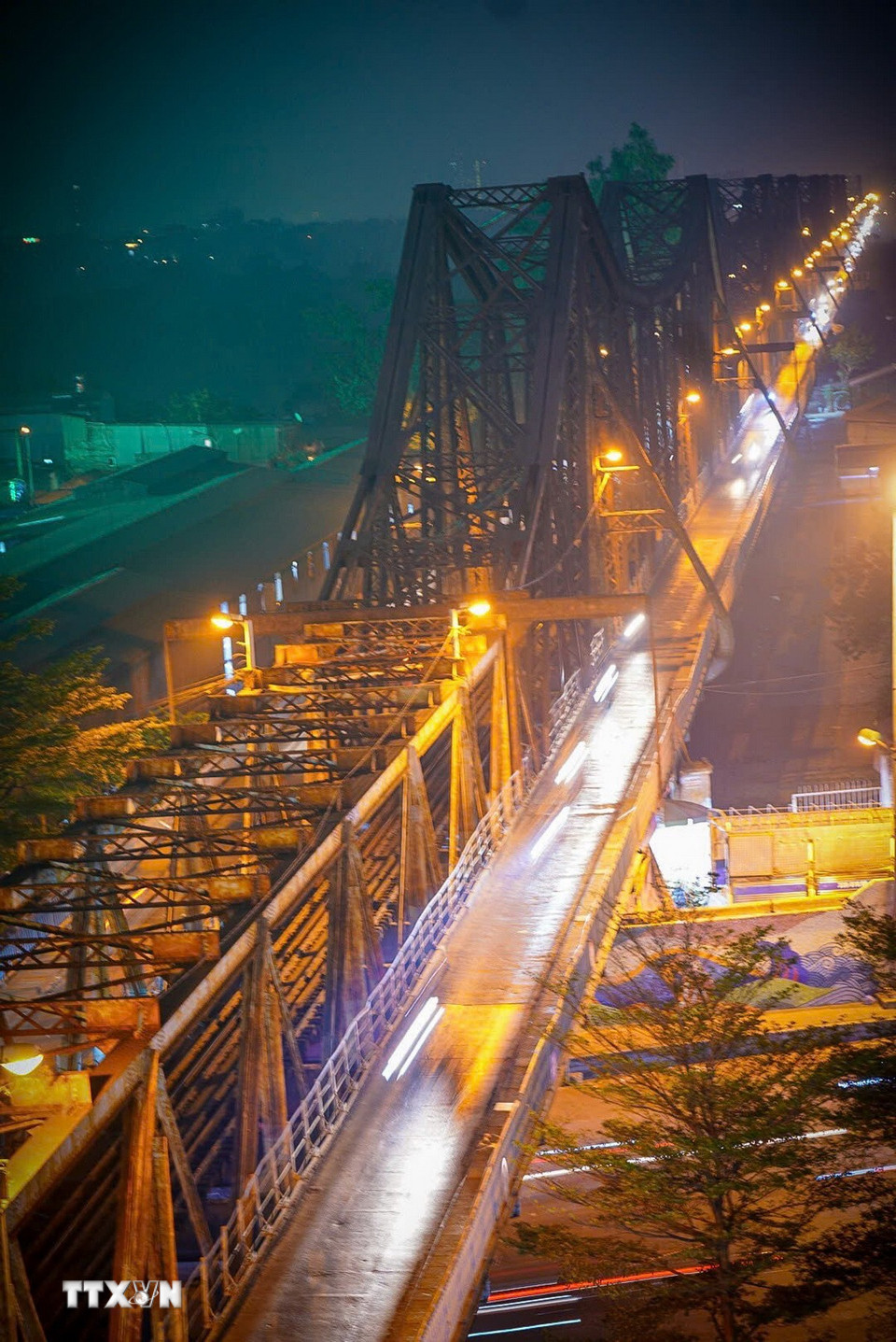 Cầu Long Biên là một trong hai cây cầu ở Việt Nam được tổ chức lưu thông ngược chiều (đi trái phần đường). (Ảnh: Khánh Hòa/TTXVN)