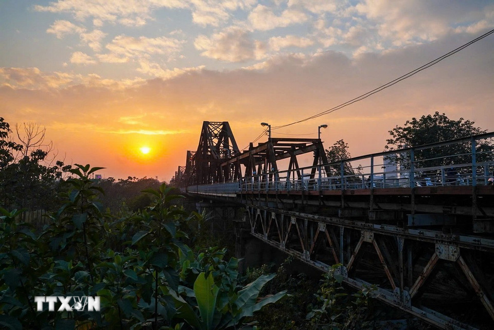 Vẻ đẹp của cầu Long Biên lúc hoàng hôn. (Ảnh: Khánh Hòa/TTXVN)
