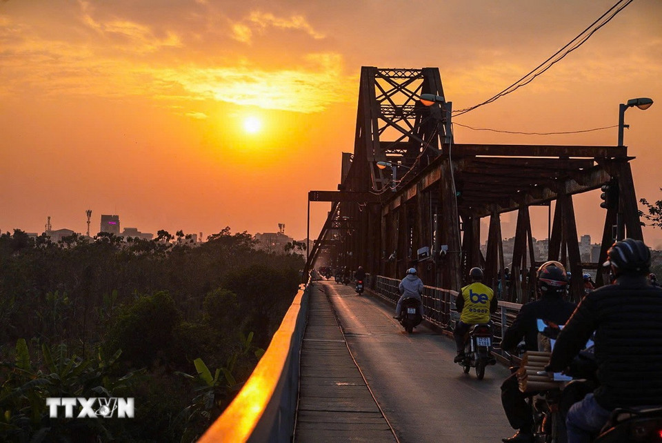 Vẻ đẹp cổ kính của cầu Long Biên lúc hoàng hôn. (Ảnh: Khánh Hòa/TTXVN)