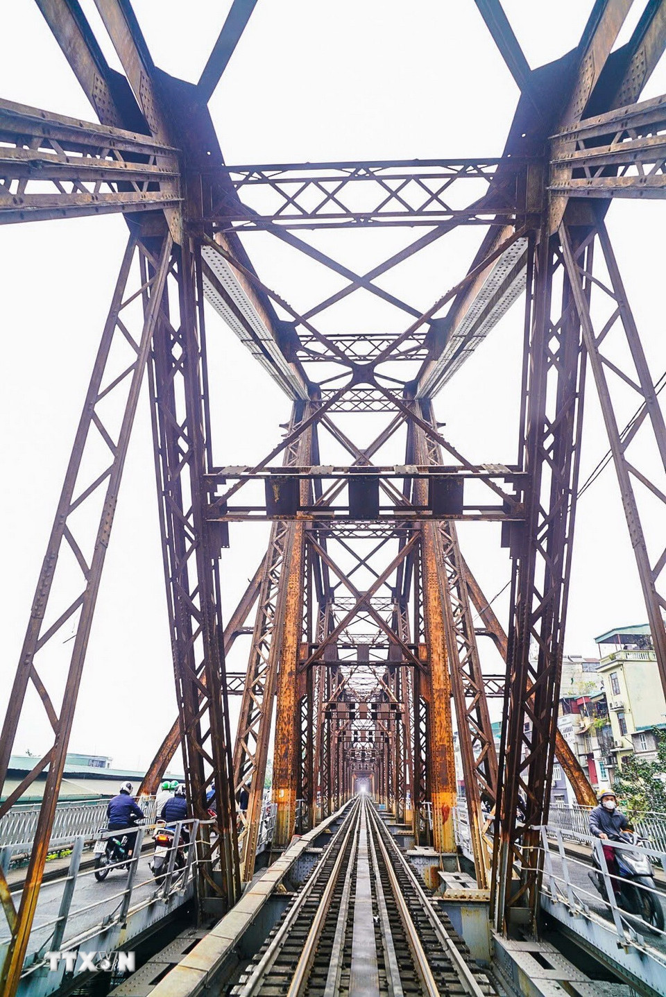 Về mặt kiến trúc, cầu ghi dấu ấn đặc biệt với thiết kế hài hòa trên kết cấu xếp tầng chặt chẽ, tựa như dáng rồng uốn lượn vừa mạnh mẽ, vừa hiên ngang lại vô cùng mềm mại. (Ảnh: Khánh Hòa/TTXVN)