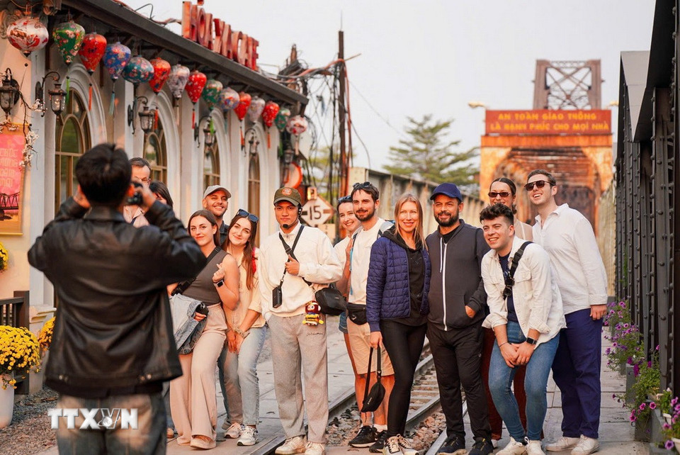 Dù đã nhuốm màu thời gian, nhưng hiện nay cây cầu nối hai bờ sông Hồng vẫn nườm nượp tàu xe mỗi ngày, giữ vai trò quan trọng trong giao thương và đi lại, là điểm đến yêu thích của du khách trong và ngoài nước, trở thành gạch nối giữa quá khứ, hiện tại và tương lai. (Ảnh: Khánh Hòa/TTXVN)