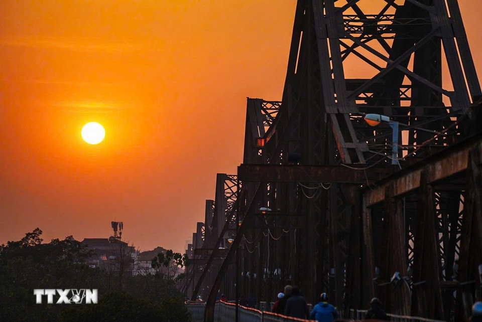 Vẻ đẹp của cầu Long Biên lúc hoàng hôn. (Ảnh: Khánh Hòa/TTXVN)
