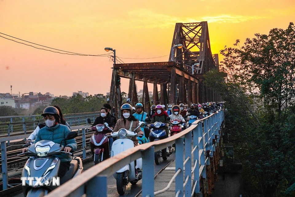 Ngày nay, Hà Nội đã có nhiều cây cầu bắc qua sông Hồng như Thăng Long, Chương Dương, Thanh Trì, Vĩnh Tuy… nhưng biểu tượng cầu Long Biên vẫn luôn nổi bật và không thể thay thế của Thủ đô. (Ảnh: Khánh Hòa/TTXVN)