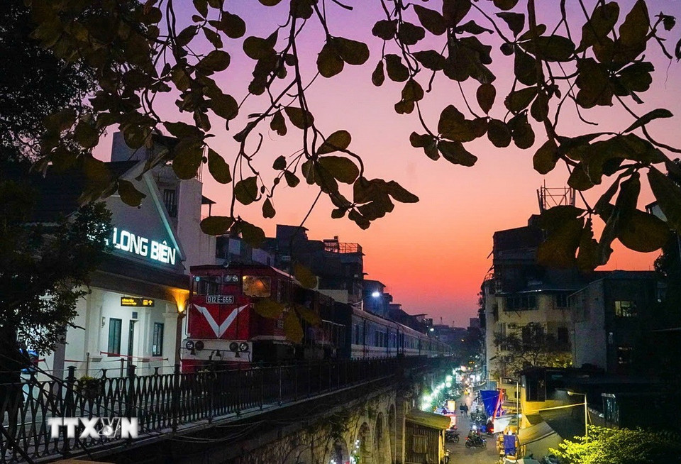 Ga Long Biên là điểm đầu của cầu Long Biên, thuộc quận Hoàn Kiếm, Hà Nội. Từ nhà ga Long Biên, hành khách có thể mua vé đi các tỉnh phía Bắc như Hải Dương, Hải Phòng, Yên Bái, Lào Cai... hoặc các tỉnh phía Nam. (Ảnh: Khánh Hòa/TTXVN)