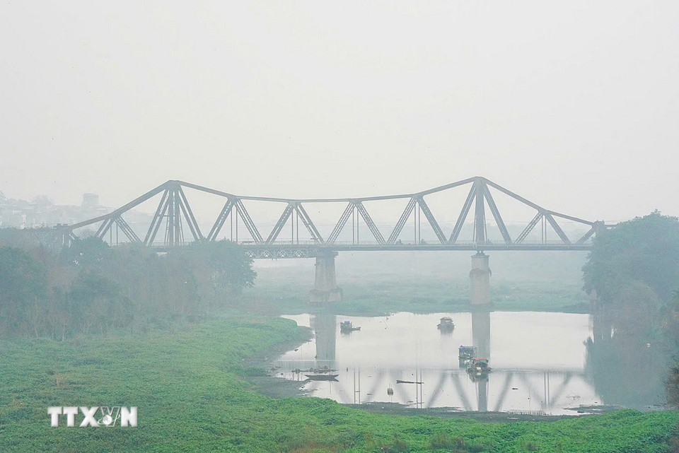 Cầu được thiết kế hài hòa với kết cấu xếp tầng chặt chẽ, giống dáng rồng uốn lượn, vừa mạnh mẽ, vừa mềm mại. Khi khánh thành, cầu Long Biên từng được ví von là “tháp Eiffel nằm ngang.” (Ảnh: Khánh Hòa/TTXVN)