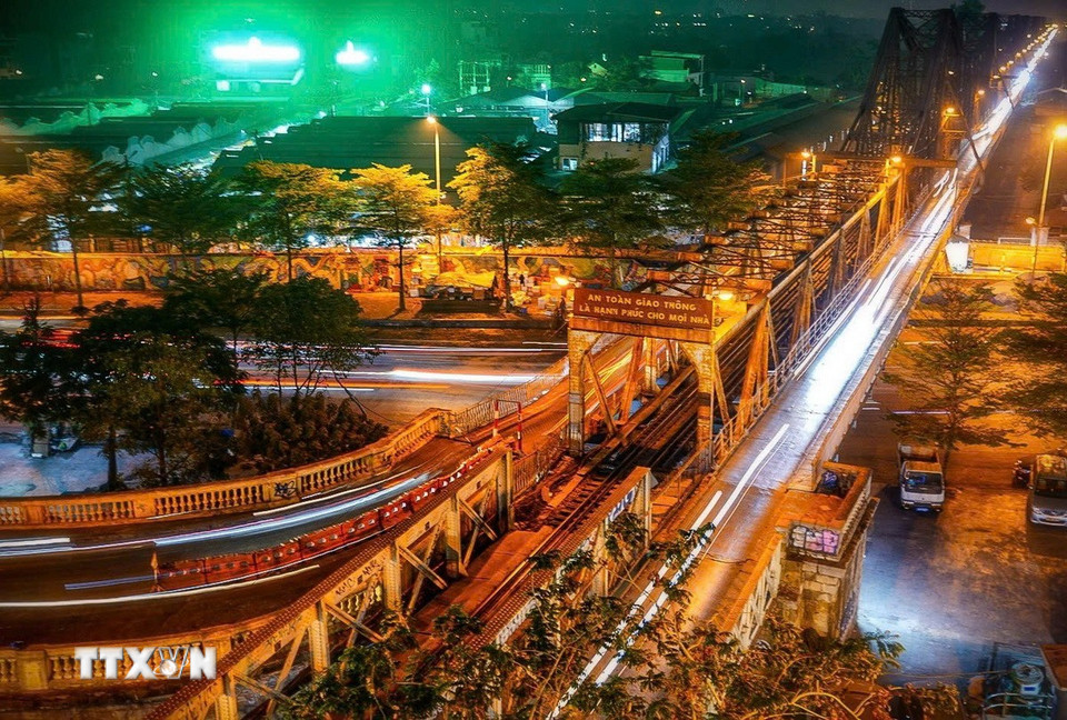 Cầu Long Biên - nơi gặp gỡ giữa quá khứ và hiện tại của Hà Nội. (Ảnh: Khánh Hòa/TTXVN)