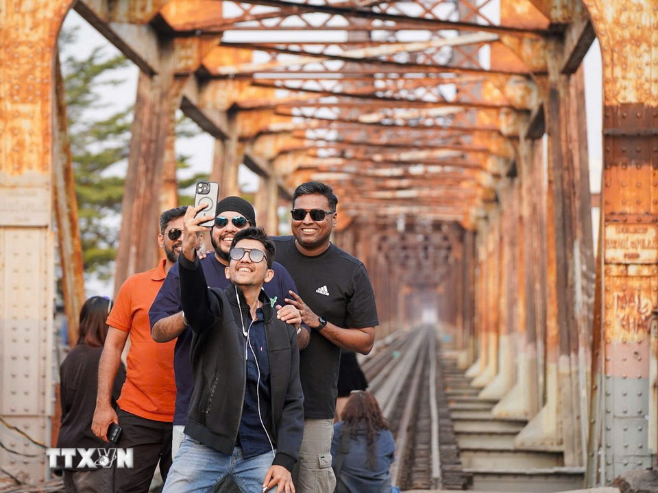 Cầu Long Biên là một di tích lịch sử đặc biệt không thể bỏ qua của du khách quốc tế khi đến với Hà Nội. (Ảnh: Khánh Hòa/TTXVN)